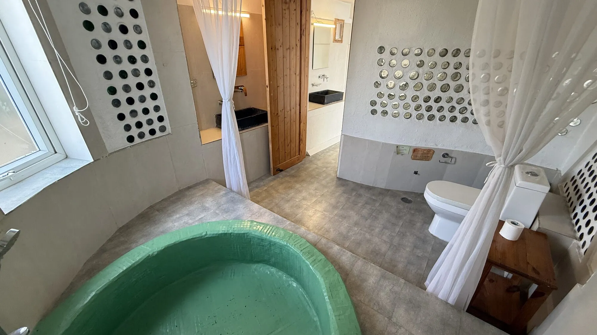 Bathroom with natural materials